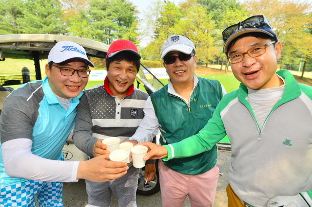 경기일보 주최로 27일 용인 골드CC에서 열린 '2015 경제인 자선골프대회'에서 참가자들이 주최측에서 제공한 음료로 건배를 하며 더위를 식히고 있다. 김시범기자
