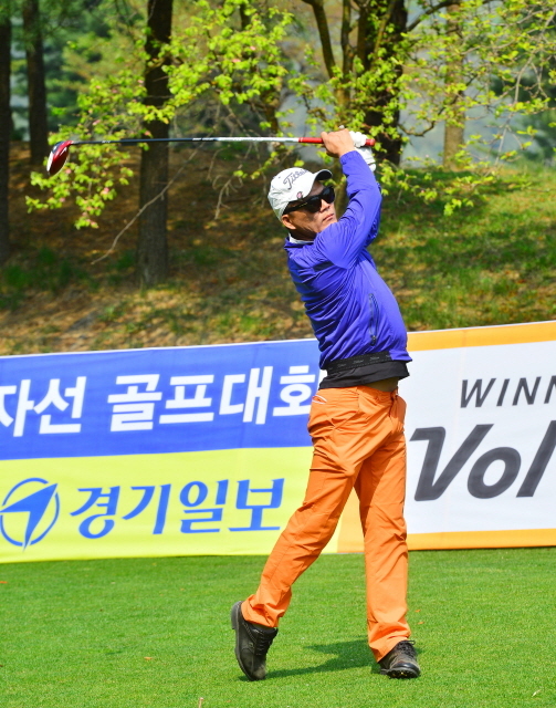 경기일보 주최로 27일 용인 골드CC에서 열린 '2015 경제인 자선골프대회'에서 참가자들이 멋진 티샷을 날리고 있다. 김시범기자