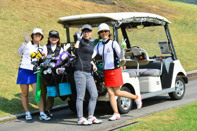 경기일보 주최로 27일 용인 골드CC에서 열린 '2015 경제인 자선골프대회'에서 여성경제인들이 기념촬영을 하고 있다. 김시범기자