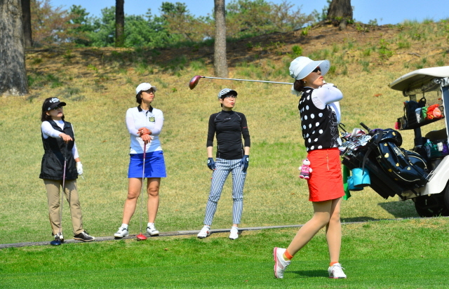 경기일보 주최로 27일 용인 골드CC에서 열린 '2015 경제인 자선골프대회'에서 참가자들이 멋진 티샷을 날리고 있다. 김시범기자