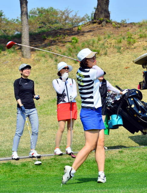 경기일보 주최로 27일 용인 골드CC에서 열린 '2015 경제인 자선골프대회'에서 참가자들이 멋진 티샷을 날리고 있다. 김시범기자