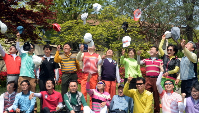 경기일보가 주최한 2015 경제인 자선골프대회가 열린 27일 용인 골드CC에서 참가자들이 대회 시작전 모자를 던지며 선전을 기원하고 있다. 추상철기자