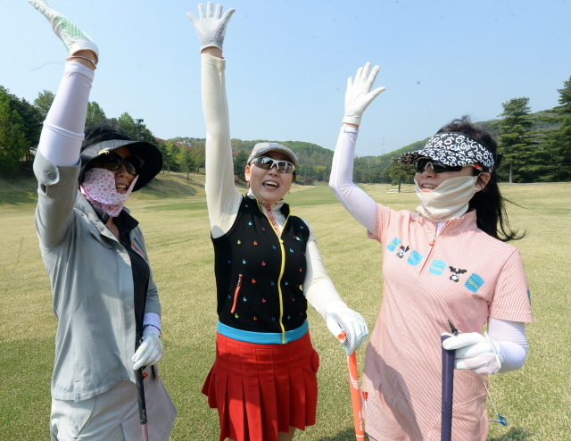 경기일보가 주최한 2015 경제인 자선골프대회가 열린 27일 용인 골드CC에서 여성 참가자들이 드라이버 샷을 하기 전 파이팅을 외치고 있다. 추상철기자