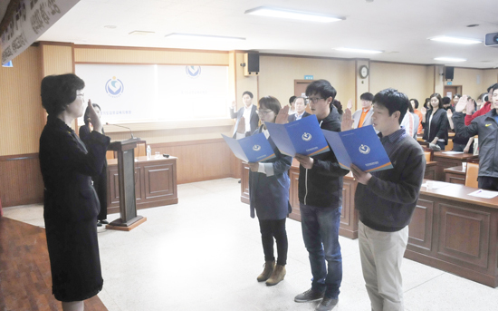 ▲ 김포교육지원청(교육장 박외순)은 대회의실에서 김포지역 초ㆍ중ㆍ고교 학교운동부 지도교사, 운동부 학부모 등 100여명이 참석한 가운데 학교운동부 청렴연수를 실시했다고 27일 밝혔다.