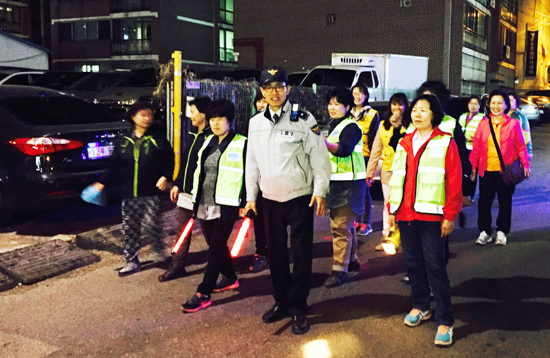 ▲ 고양경찰서는 지난 27일 덕양구 토당동 일대에서 행주 어머니자율방범대, 외국인 치안봉사단과 함께 외국인 범죄예방을 위한 민·경 합동순찰을 벌였다고 28일 밝혔다.