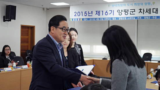 ▲ 양평군은 최근 소회의실에서 김선교 군수와 교사, 학생 등 50여명이 참석한 가운데 제16기 차세대위원회 위원에 대한 위촉식을 진행했다.