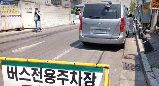 ▲ 28일 인천시 중구 인천종합어시장 인근 버스 전용 주차장에 일반 차량이 버젓이 주차해 있다.  박용준기자