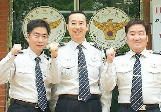 ▲ 자살 기도자를 신속한 대처로 구조한 과천경찰서 별양지구대 소속 성영기(경사)이제명(경감)김명배(경위왼쪽부터) 경찰관이 파이팅을 외치며 민생안전을 다짐하고 있다.