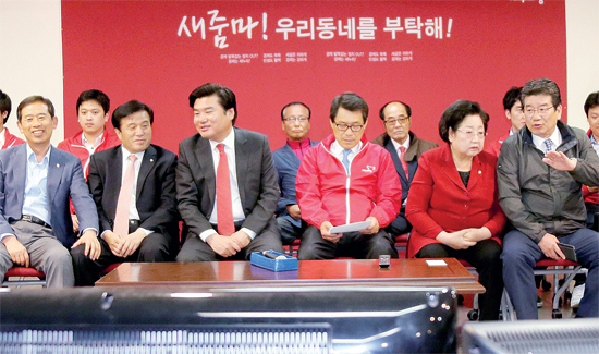 ▲ 개표 지켜보는 與지도부 새누리당 이군현 사무총장과 원유철 정책위의장 등 지도부가 29일 여의도 당사 429재보선 개표상황실에서 개표방송을 지켜보고 있다.  연합뉴스