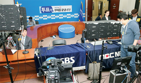 ▲ 野 회의실서 선거방송 재보궐 선거 개표가 진행된 29일 밤 국회 새정치민주연합 당대표 회의실에서 방송사들이 선거방송을 하고 있다.  연합뉴스
