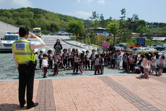 ▲ 화성서부경찰서(서장 이석권)는 30일 오전 종합적이고 체계적인 경찰홍보를 통하여 경찰에 대한 친근한 이미지를 심어주고자, 관내 코코유치원 원아 44명을 대상으로 경찰서 견학프로그램을 운영했다.