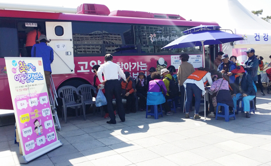 ▲ 고양시 보건소는 고양국제꽃박람회 기간 동안 호수공원 행사장에서 기초 건강측정 및 종합적인 건강 상담서비스를 제공하는 ‘찾아가는 이동건강버스’를 운영하고 있다고 30일 밝혔다.