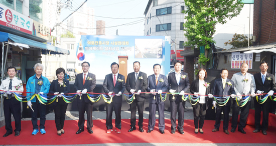 ▲ 시는 지난달 30일 이교범 시장을 비롯 시ㆍ도의원, 상인 등 200여명이 참석한 가운데 덕풍시장 현대화사업 기공식을 가졌다.