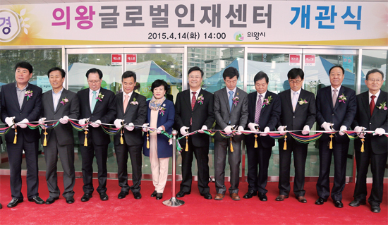 ▲ 4월 14일 의왕 글로벌인재센터 개관식에서 김성제 의왕시장을 비롯한 송호창 국회의원, 전경숙 시의회의장, 신용철 군포의왕교육지원청장, 안기승 의왕소방서장 등 참석자들이 테이프 커팅을 하고 있다