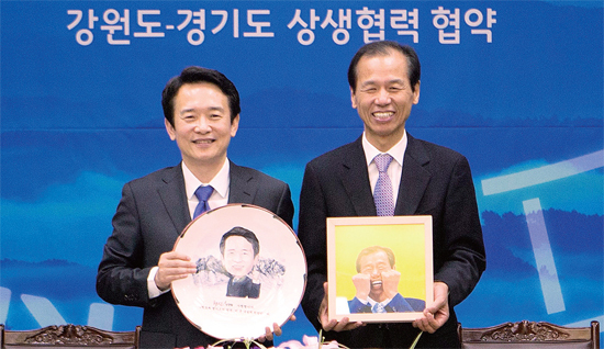 ▲ 4월 20일 남경필 경기지사는 강원도청을 방문 최문순 강원지사와 만나 ‘경기도-강원도 상생협력’ 협약을 체결하고 DMZ를 활용한 관광상품을 공동으로 개발 및 양 지역의 관광활성화에 협력하기로 했다