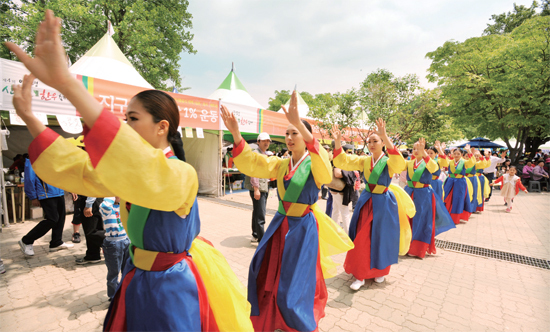 ▲ 용문산 산나물축제에 참가한 관광객들이 즐겁게 페스티벌을 즐기고 있다