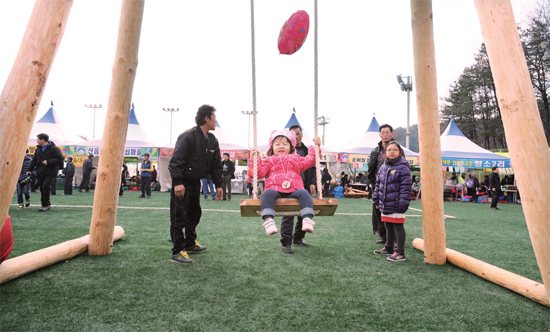 ▲ 고로쇠축제를 찾은 도시인들이 환한 표정으로 페스티벌을 만끽하고 있다