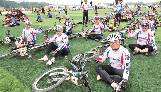 ▲ 남한강 나루께축제공원에서 바이크족들이 캠핑을 즐기며 휴식을 취하고 있다