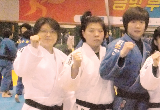 ▲ 서정복 감독이 지난 2012년 런던 올림픽을 앞두고 여자부 선수들과 선전을 다짐하는 파이팅을 외치고 있다