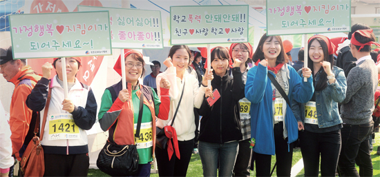 ▲ 전통문화놀이협회원들이 학교폭력 예방캠페인을 하고 있다