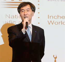 ▲ 4월 11일 ‘2015 유네스코 세계 책의 수도 인천’을 기념해 홀리데이인 인천 송도호텔에서 열린 ‘책의 수도 인천을 펼치다’ 출판기념회에서 박상신 인천시 문화예술과장이 축사를 하고 있다