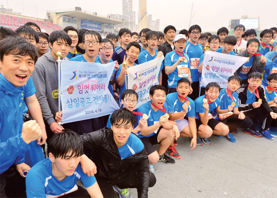 ▲ 삼일공고(교장 소진억) 교직원과 학생들이 마라톤 5km 완주 후 메달을 들고 기념촬영을 하고 있다