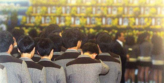 ▲ 세월호 1주기를 맞은 4월 16일 안산 세월호정부합동분향소에서 단원고 학생들이 조문을 하고 있다