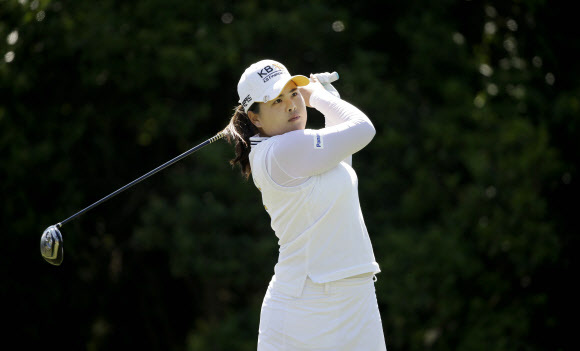 ▲ 박인비(27·KB금융그룹)가 미국여자프로골프(LPGA) 투어 노스 텍사스 슛아웃에서 정상에 오르며 시즌 두 번째 우승컵을 들어올렸다. 박인비는 4일(한국시간) 미국 텍사스주 어빙의 라스 콜리나스 컨트리클럽(파71·6천462야드)에서 열린 대회 마지막 라운드에서 보기없이 버디 6개로 합계 15언더파 269타를 쳐 박희영, 크리스티 커(미국)를 3타차로 제치고 통산 14번째 LPGA 투어 트로피를 차지했다. 박인비가 18번홀에서 티샷을 날리고 있다. 연합뉴스