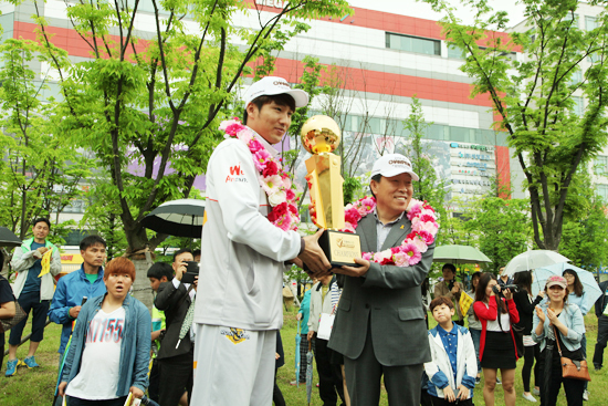 ▲ 프로배구 안산 OK저축은행의 주장 강영준이 3일 열린 ‘안산시민 환영 우승 퍼레이드’에서 제종길 안산시장에게 우승컵을 전달하고 있다. OK저축은행 제공