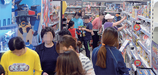 ▲ 어린이날을 하루 앞둔 4일 수원의 한 대형마트 완구코너에는 최근 유행하고 있는 각종 애니메이션 캐릭터 완구를 사려는 고객들로 붐비고 있다.  추상철기자