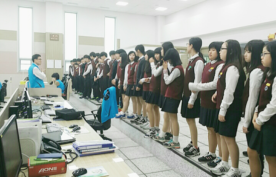 ▲ 오산 매홀중학교 전 학년 327명이 지난 4월 29일~30일 양일간 오산 U-City 통합운영센터를 견학했다