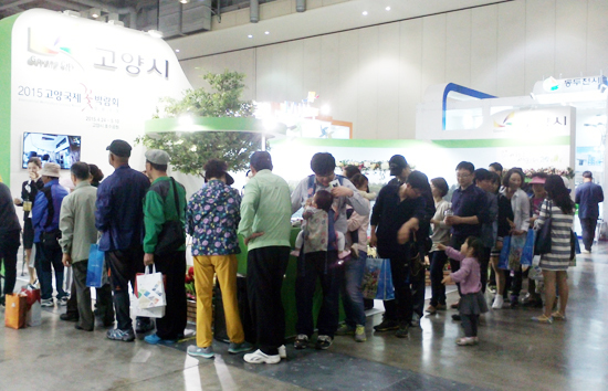 ▲ 고양시는 지난 1일부터 3일간 부산 벡스코(BEXCO)에서 열린 ’2015 찾아가는 경기관광박람회’장에 마련된 고양시 홍보관이 관람객들의 큰 호응을 받았다고 5일 밝혔다.