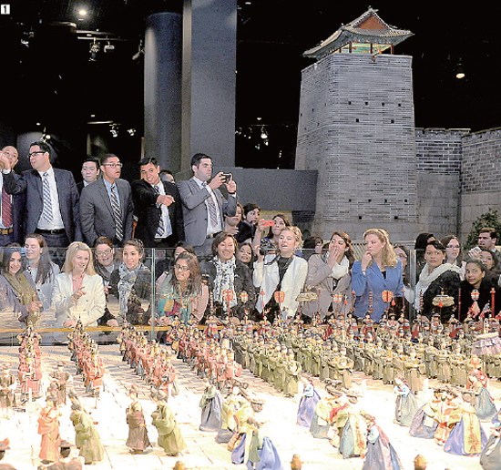 ▲ 제62차 해외성도방문단이 롯데월드 민속박물관에서 수원 화성 성곽 등 조선시대 생활상이 축소 표현된 모형촌을 흥미롭게 관람하고 있다.