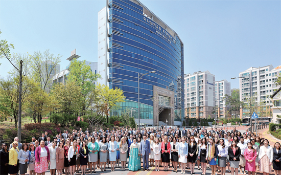▲ 성남시 분당구에 새롭게 마련된 하나님의 교회 판교 성전을 찾은 해외성도들.