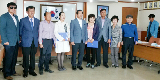 ▲ 4일 여주시 가남읍 자치위원회 정기회가 읍사무소 2층 회의실에서 개최된 가운데 유준희 가남읍장이 신규 자치위원들에 대한 위촉장 수여 후 기념 사진촬영.