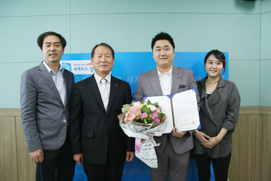 ▲ 여주소방서(서장 김오년)는 심정지 환자에 대한 신속한 현장 대응으로 소중한 생명을 살리는데 크게 기여한 백상훈씨(33ㆍ여주시 점봉동)에게 표창장을 수여했다.