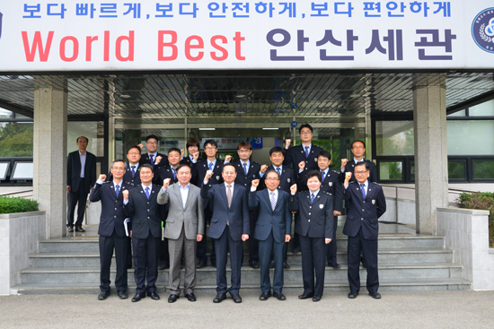 ▲ 안산세관을 초도 방문한 차두삼 인천본부세관장이 직원들과 기념촬영을 하며 화이팅을 외치고 있다. 인천본부세관 제공