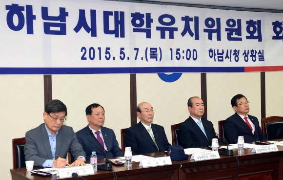 ▲ 백남홍조성윤 하남시 대학유치위원회 공동위원장과 이교범 하남시장, 이현재 국회의원, 문학진 새정치민주연합 지역위원장이 7일 시청 상황실에서 ‘주한미군공여구역 주변 지역 등 지역특별법 개정안’ 입법저지 관련 공동 기자회견을 열고 있다.