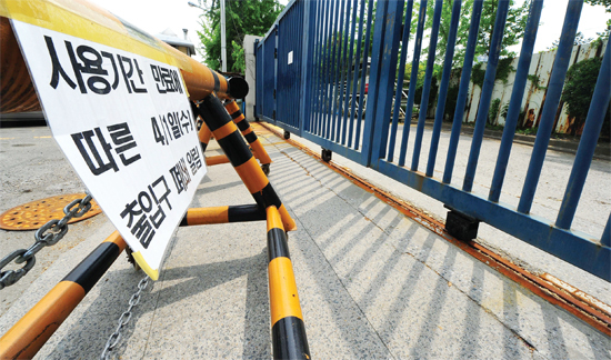 ▲ 7일 인천시 부평구 청천동 화물공영 주차장과 연결되어 있는 GM대우 출입문이 허가기한 종료에 따른 패쇄 안내문과 함께 굳게 닫혀 있다. 장용준기자