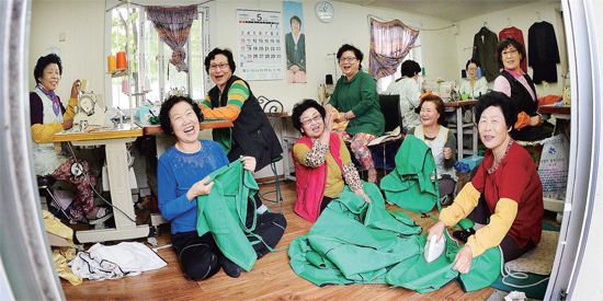 ▲ 60~70대 어르신들이 새로운 직업을 찾아 ‘제2의 인생’을 멋지게 살아가고 있다. 시흥시니어클럽 ‘천사랑’ 작업장에 모인 어르신들이 판매할 앞치마와 방석 등을 만들며 웃음꽃을 피우고 있다. 추상철기자