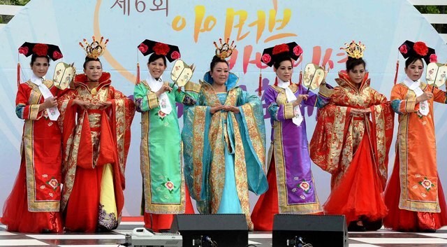 ▲ 중국 귀주성 우당구노년대학 패션 예술단 회원들이 화려한 전통의상 패션쇼를 선 보이고 있다./장용준기자