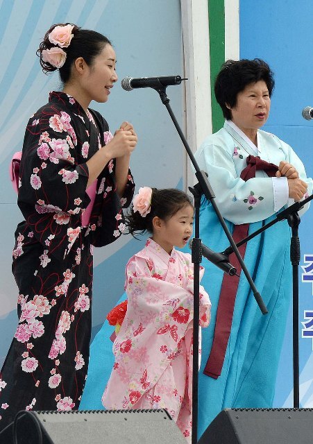 예술경연대회에 참가한 일본 다문화 가정 참가팀이 저마다 전통의상 차림으로 아기자기한 율동과 함께 노래를 선보이고 있다./장용준기자