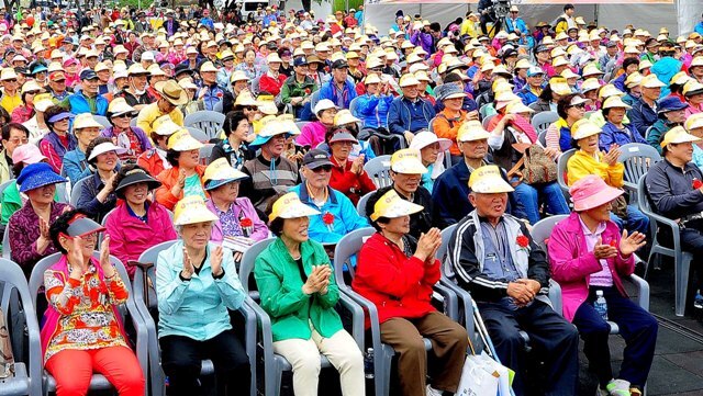 행사장을 가득 메운 어르신들이 예술경연대회와 축하 공연을 즐기고 있다./장용준기자