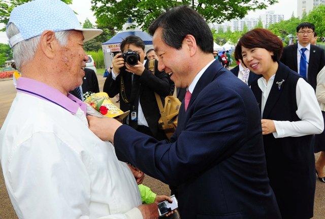 공식 행사에 앞서 유정복 인천시장 내외가 어르신들에게 카네이션을 달아 드리고 있다./장용준기자