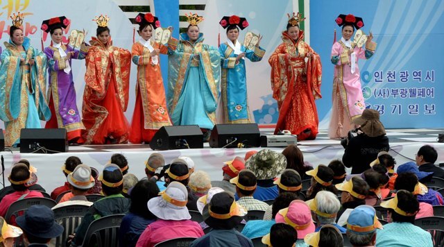 중국 귀주성 우당구노년대학 패션 예술단 회원들이 화려한 전통의상 패션쇼를 선 보이고 있다./장용준기자