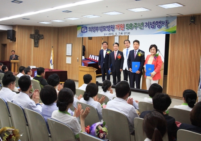 ▲ 의정부성모병원 홍보대사 사진 좌로부터 경기북부 라이온스총재서재원, 로타리회장 남석찬, 경기북부 중소기업CEO 회장 윤 주, 양주 소나무라이온스 회장 양정현