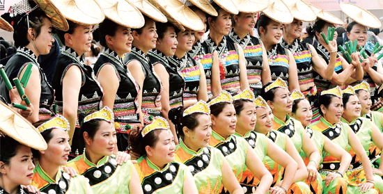 ▲ 지난 8일 인천시 부평구 부평공원에서 열린 ‘제6회 아이러브 카네이션 어버이 축제’ 행사에서 예술경연대회에 참가한 중국 운남성 강천성예 예술학교 회원들이 화려한 전통의상 차림으로 기념촬영을 하고 있다. 장용준기자