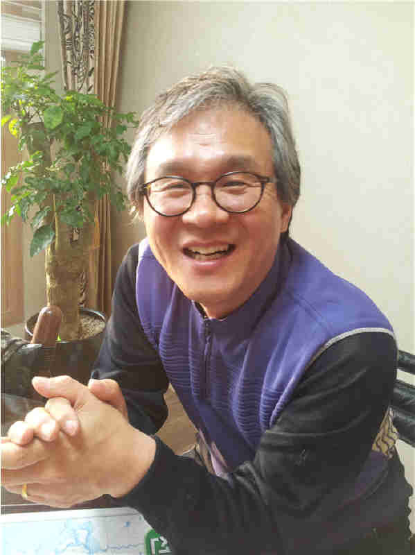 ▲ 1960년 경북 칠곡 출생본명 : 상용호 : 시중강남대 영문과 졸업, 천궁시동인활동, 수원문학 신인상 수상, 경기문학상 우수상 수상경기시인협회 사무국장, 수원시인협회 이사표암문학회 사무국장 저서 : 감칠 맛 나는 시, 미스 후라보노의 명상, 나는 사건이다, 그대 아는가 당신은 나의 詩라는 것을, 꿈의 작업, 삶은 언제나 도망자처럼, 내일이 희망이라는 것