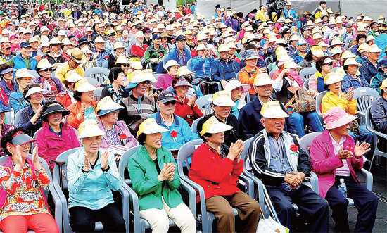 ▲ 행사장을 가득 메운 어르신들이 예술경연대회와 축하 공연을 즐기고 있다.