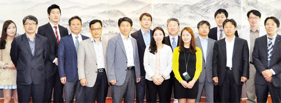 ▲ 수원상공회의소는 지난 8일 수원상의 회의실에서 ‘중소기업 맞춤 경영 컨설팅 지원 사업’에 선정된 관내 7개 중소기업과 1차 협약식을 개최했다. 수원상의는 참여 기업들에 대해 매출채권 회수, 상표권침해, 영업 및 기술비밀 보호 전략 수립 등 경영 애로를 해결하기 위한 다양한 컨설팅을  펼칠 계획이다. 수원상의 제공